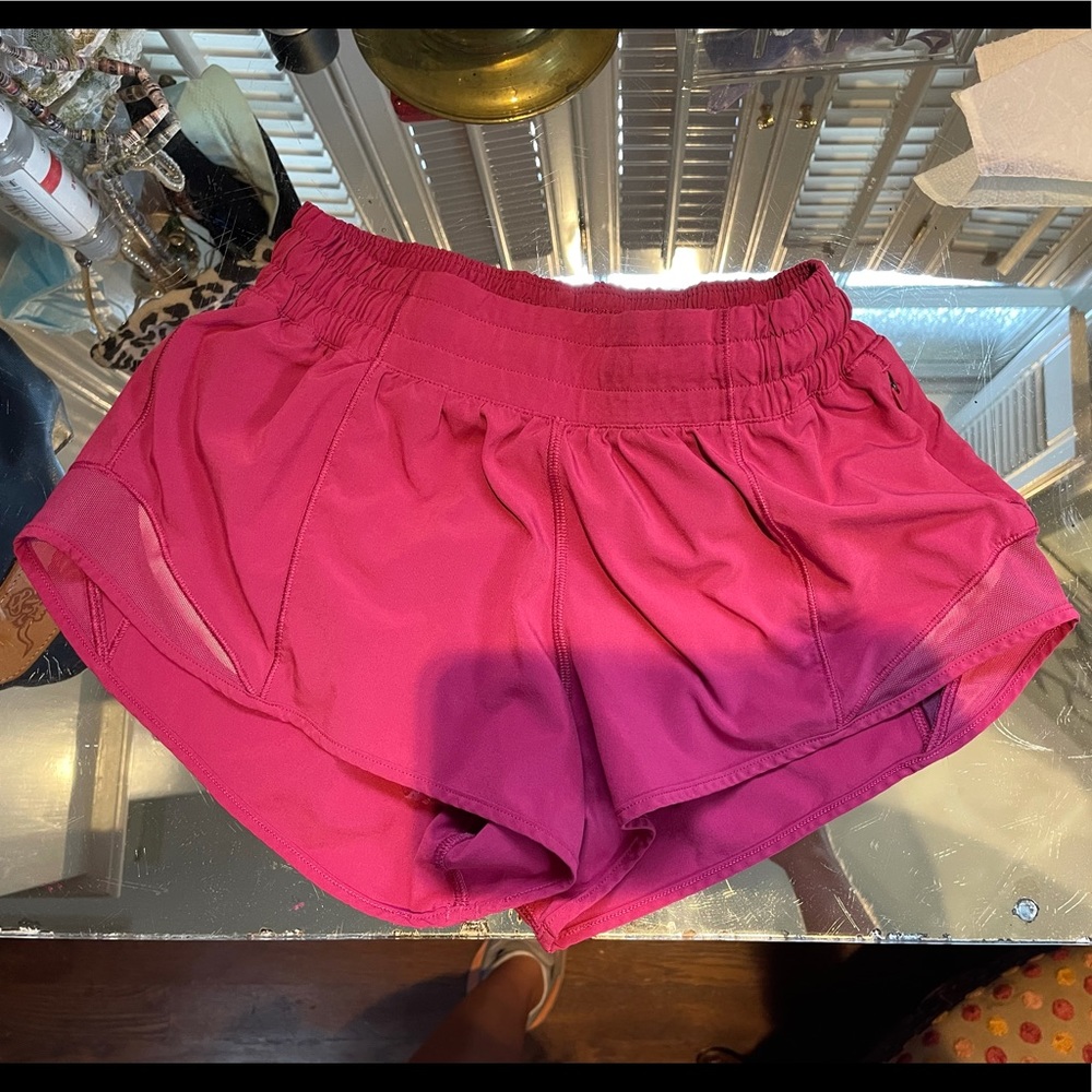 LULU LEMON hotty hot high-rise short 2.5”